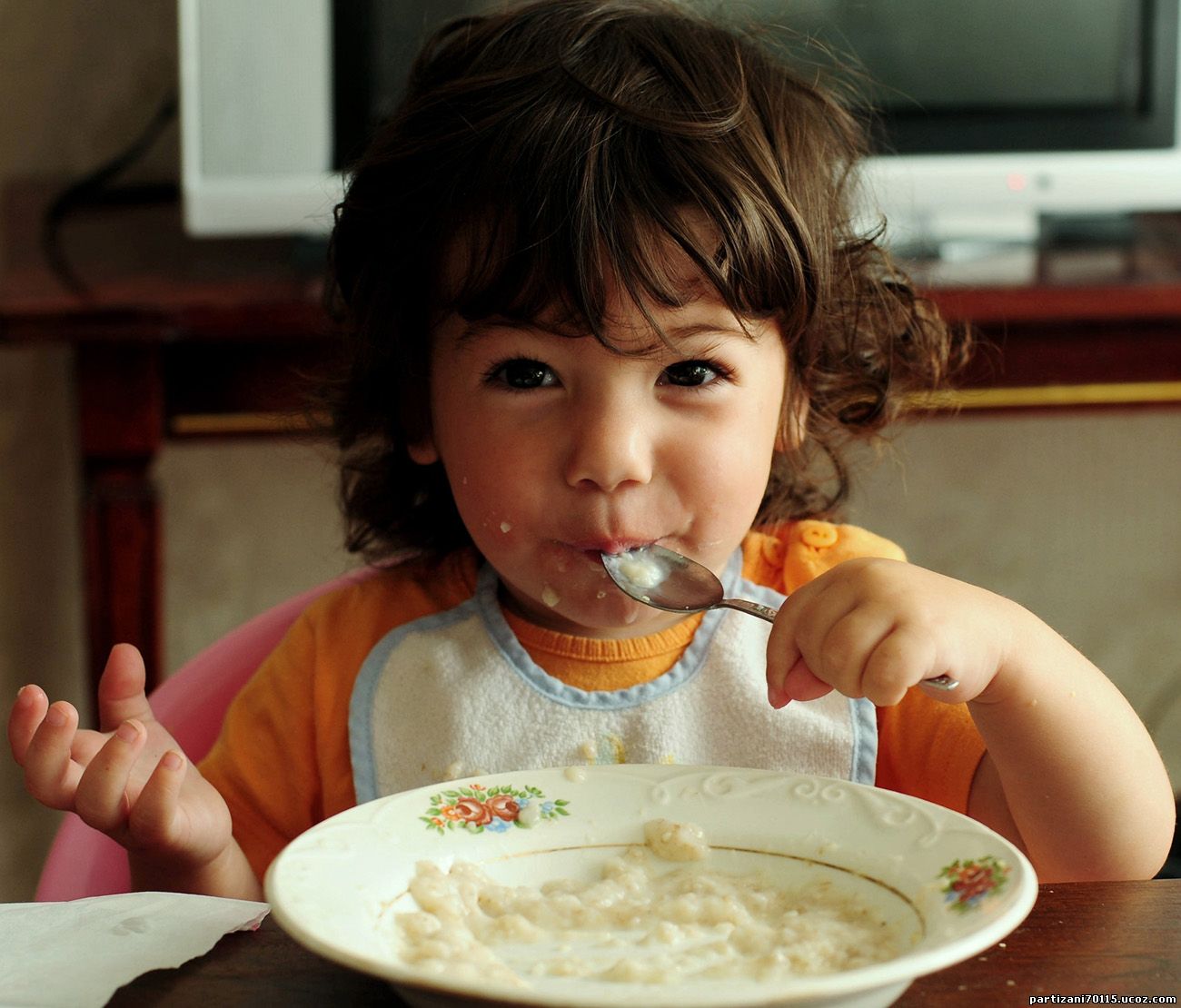 Включи малыши едят. Еда для детей. Ребенок ест кашу. Ребенок завтракает. Ребенок завтракает кашей.